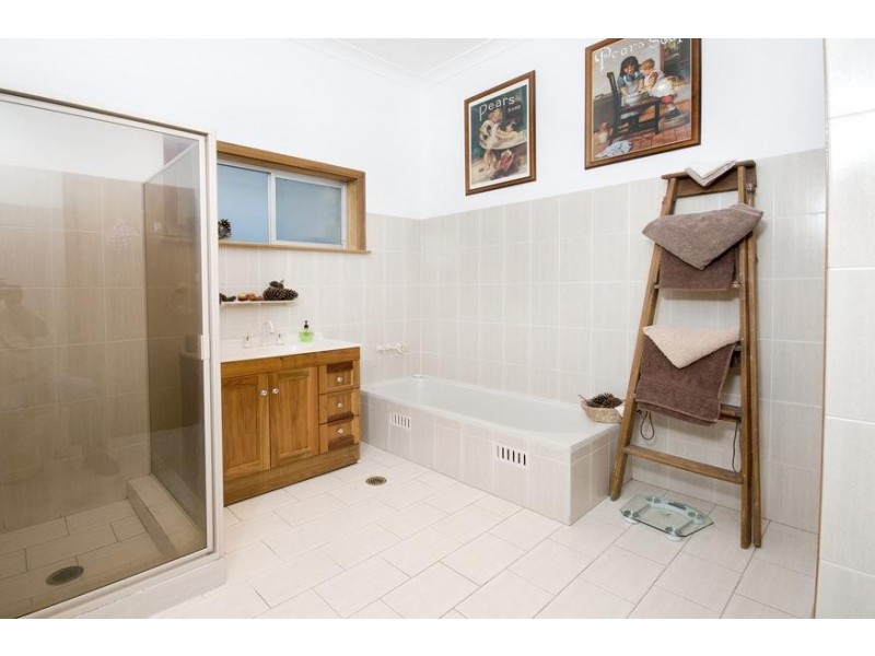 10 Letchworth Parade, Fishing Point NSW 2283