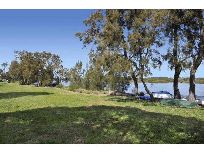 24 Elizabeth Street, Fennell Bay NSW 2283