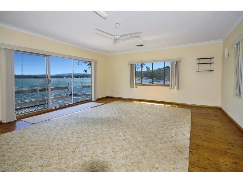 77 Coal Point Road, Coal Point NSW 2283