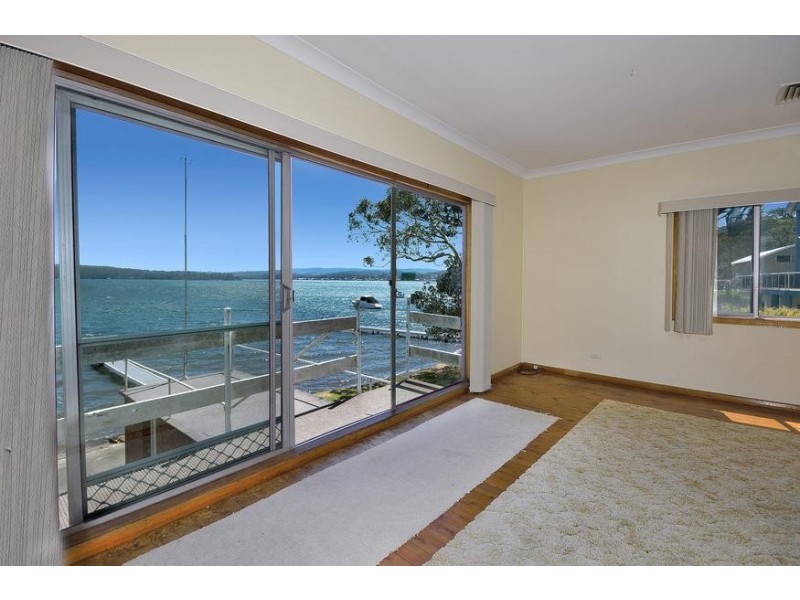 77 Coal Point Road, Coal Point NSW 2283