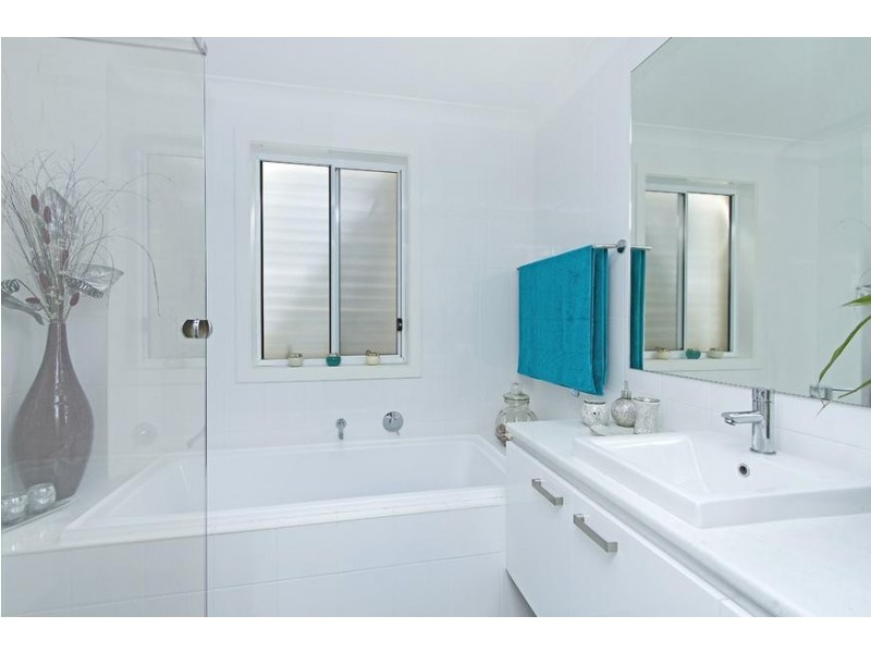 8 Bluerock Close, Fennell Bay NSW 2283