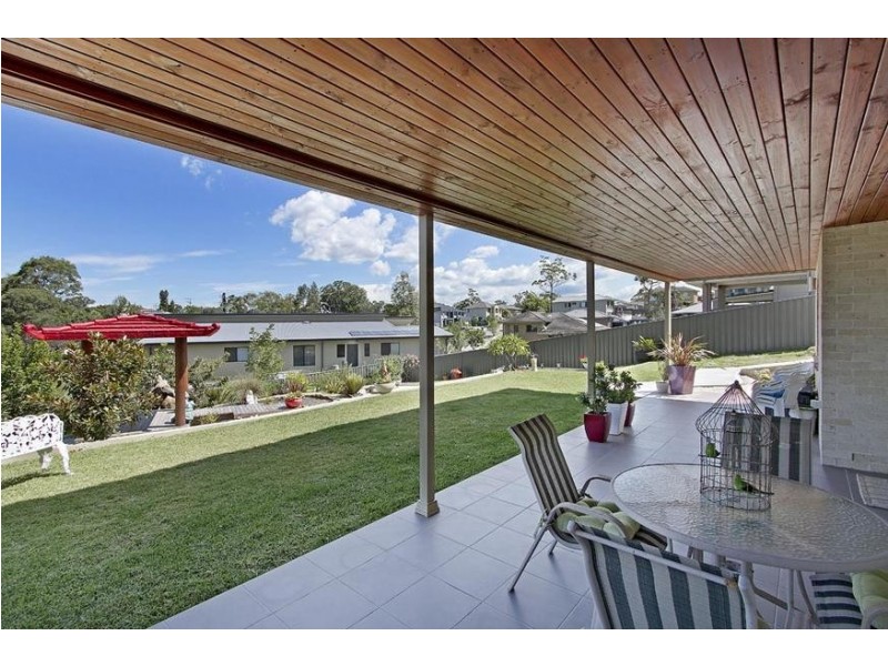 8 Bluerock Close, Fennell Bay NSW 2283