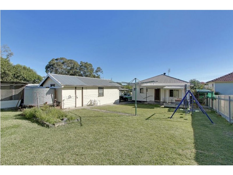 24 Lake Road, Fennell Bay NSW 2283