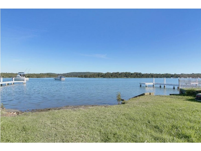 24 Lake Road, Fennell Bay NSW 2283