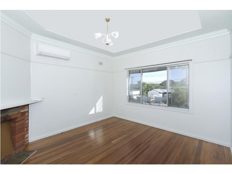 24 Lake Road, Fennell Bay NSW 2283