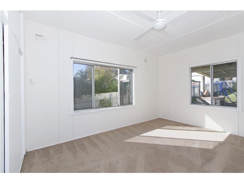 24 Lake Road, Fennell Bay NSW 2283