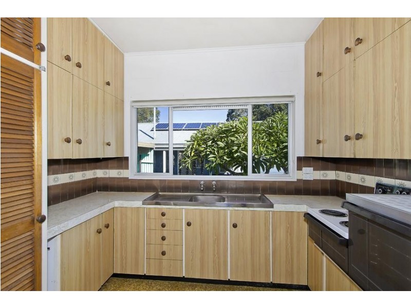 24 Lake Road, Fennell Bay NSW 2283