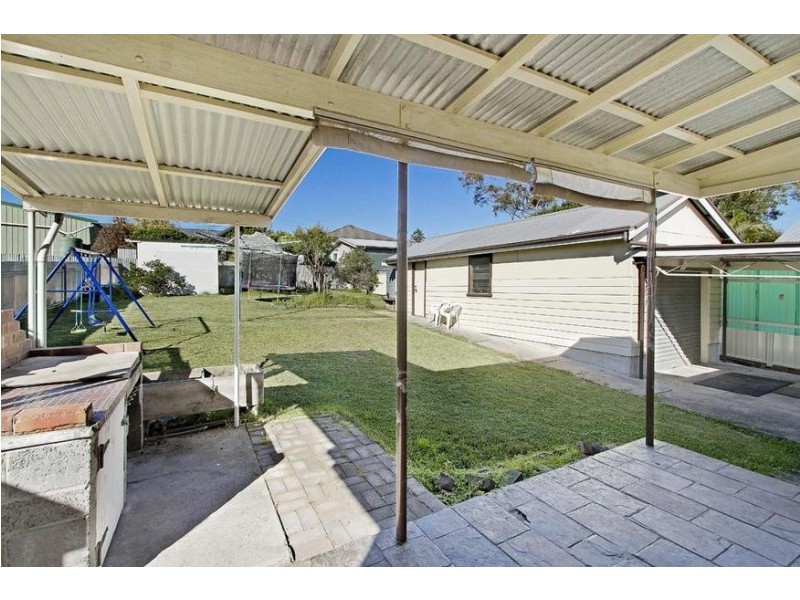 24 Lake Road, Fennell Bay NSW 2283