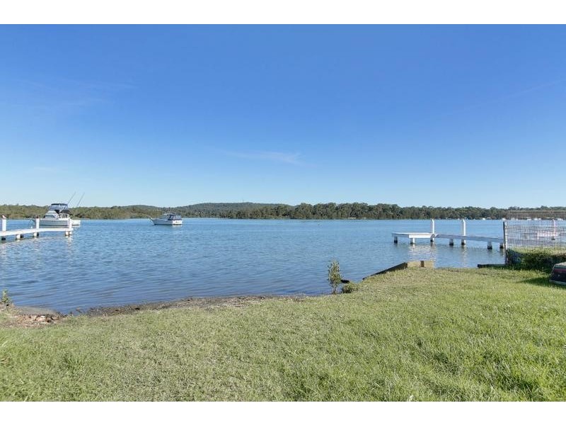 24 Lake Road, Fennell Bay NSW 2283