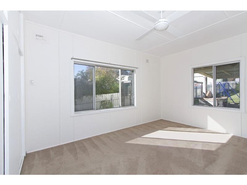 24 Lake Road, Fennell Bay NSW 2283