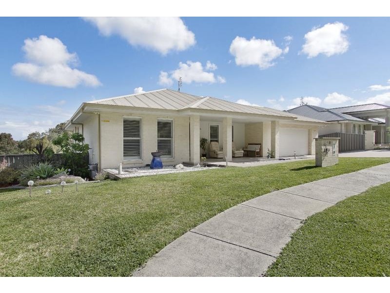 8 Bluerock Close, Fennell Bay NSW 2283