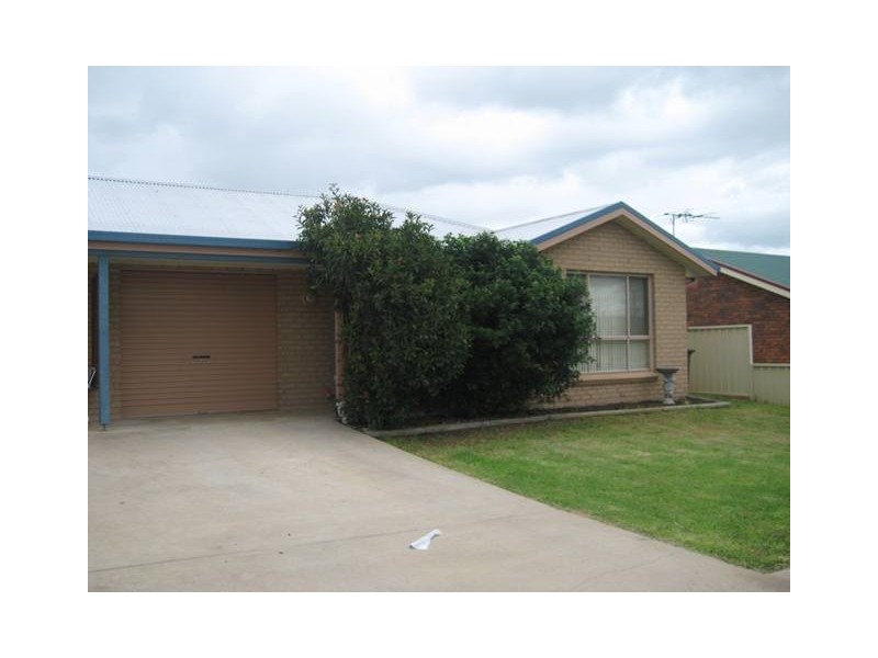 2/62 Scott, Scone NSW 2337