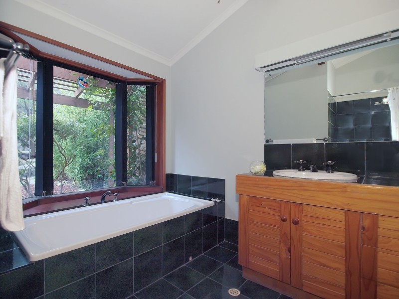 1 Hill View Road, Bridgewater SA 5155