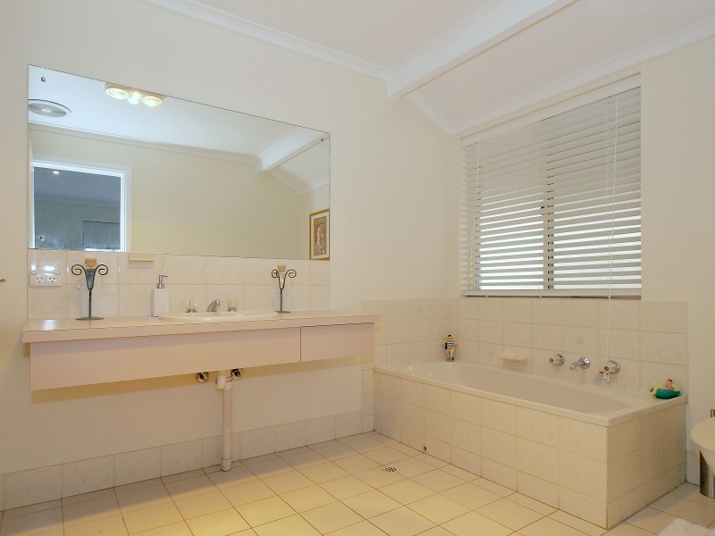 32 Jacaranda Drive, Woodside SA 5244