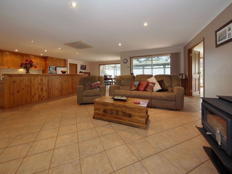 17 Oak Drive, Oakbank SA 5243