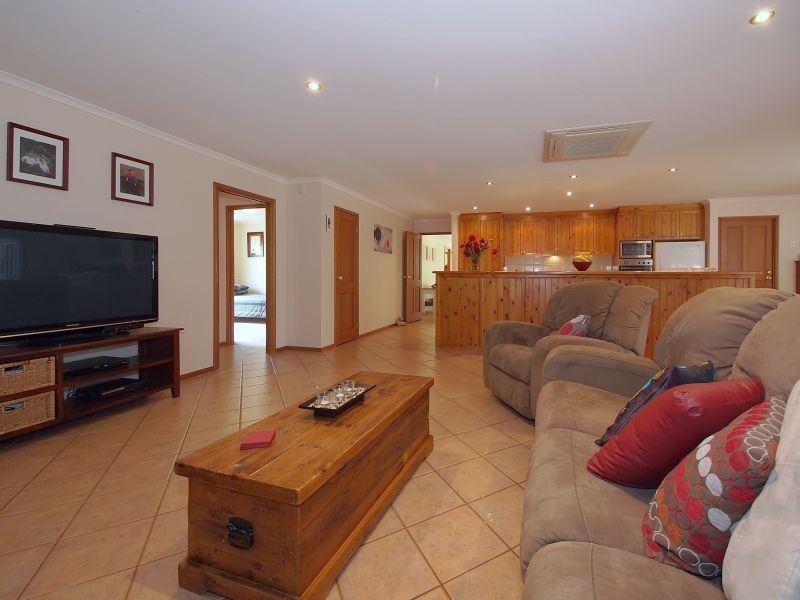 17 Oak Drive, Oakbank SA 5243