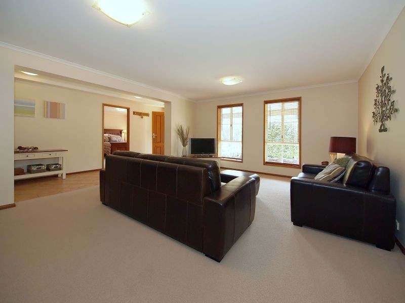 17 Oak Drive, Oakbank SA 5243