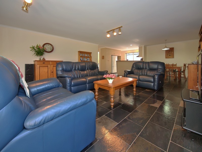 7 Elm Drive, Oakbank SA 5243