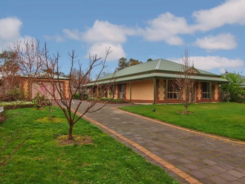 15 Oak Drive, Oakbank SA 5243