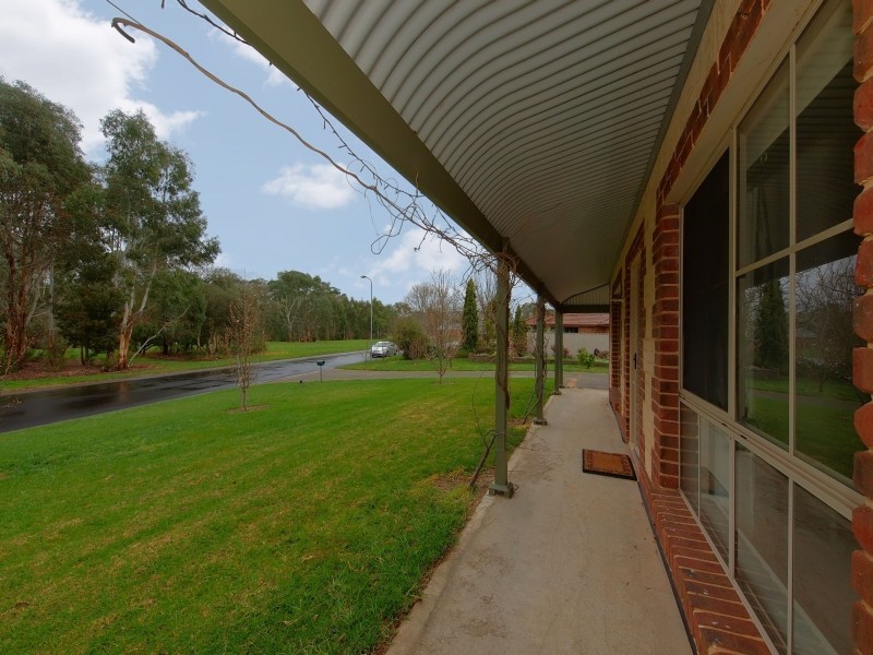 15 Oak Drive, Oakbank SA 5243