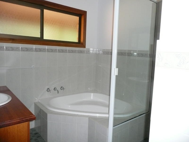 20 Kolinda Drive, Old Bar NSW 2430