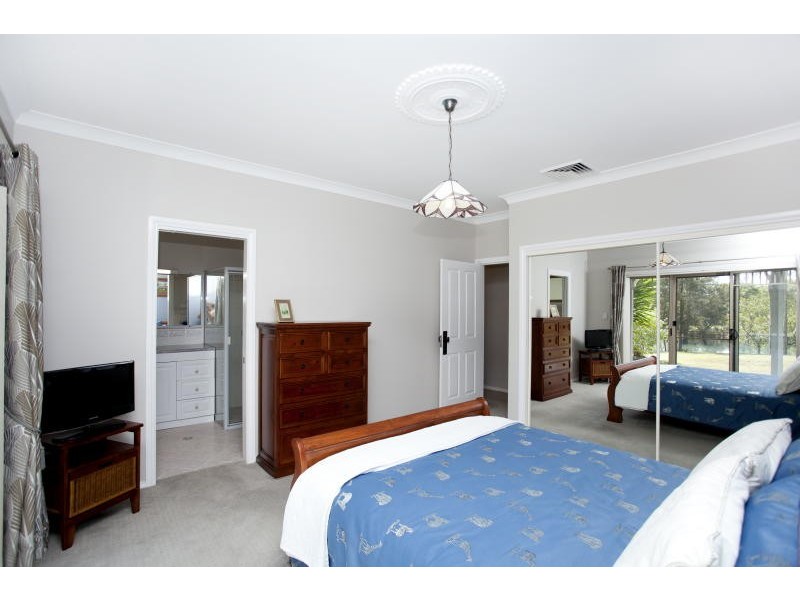 4 Hina Close, Old Bar NSW 2430