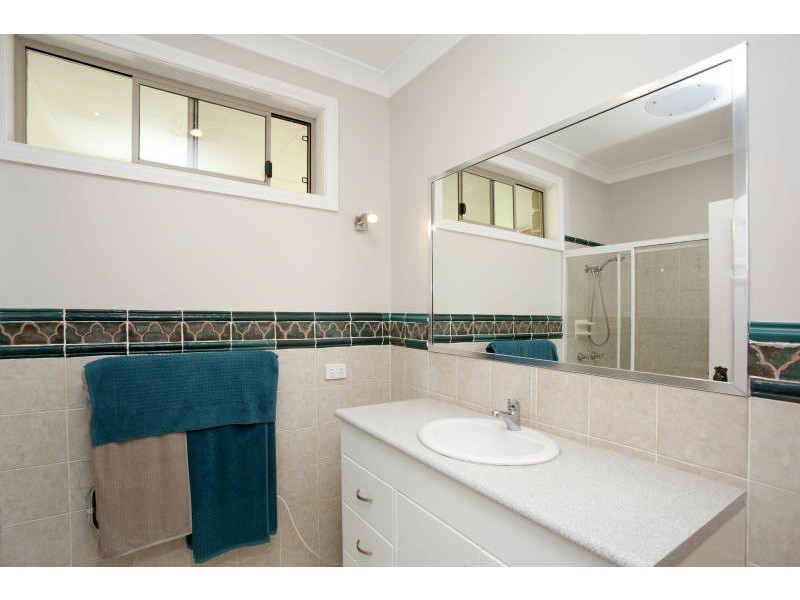 4 Hina Close, Old Bar NSW 2430