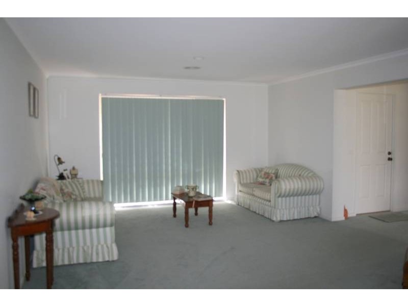 4 Berrydale Road, Sunbury VIC 3429