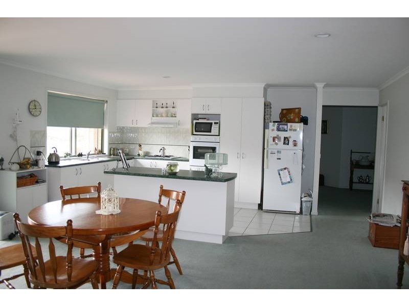 4 Berrydale Road, Sunbury VIC 3429
