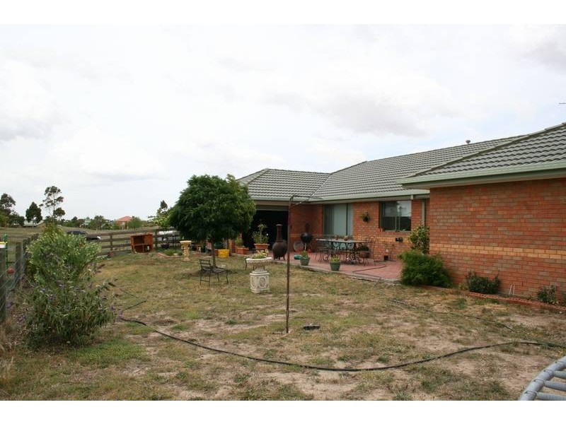 4 Berrydale Road, Sunbury VIC 3429
