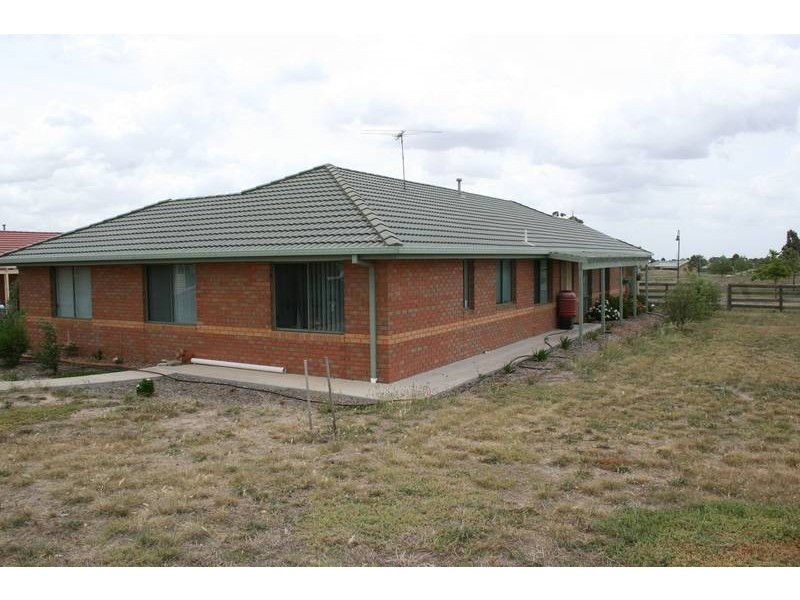 4 Berrydale Road, Sunbury VIC 3429