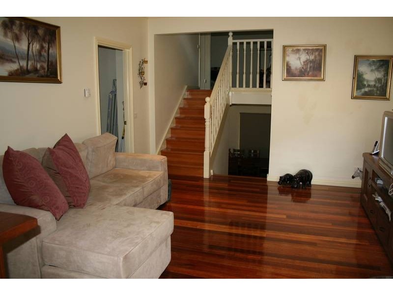 2/10 Hill Grove, Sunbury VIC 3429