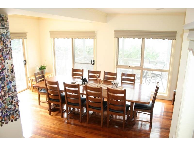 2/10 Hill Grove, Sunbury VIC 3429