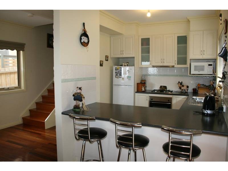 2/10 Hill Grove, Sunbury VIC 3429