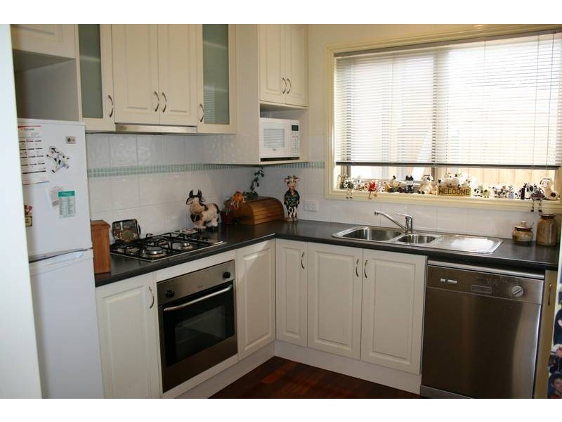 2/10 Hill Grove, Sunbury VIC 3429