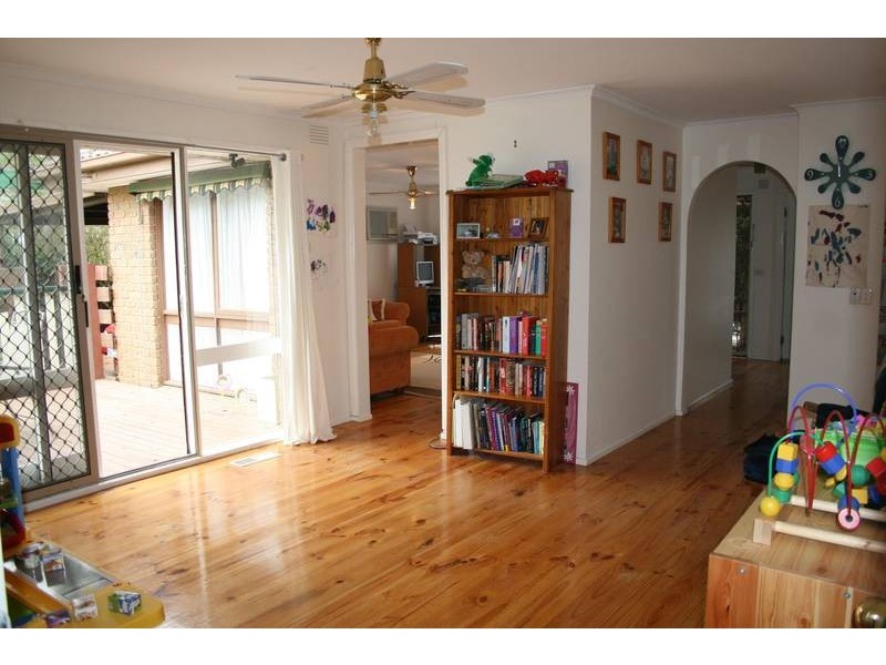 27 Deakin Street, Sunbury VIC 3429