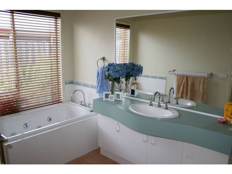 13 Duncraig Grove, Sunbury VIC 3429