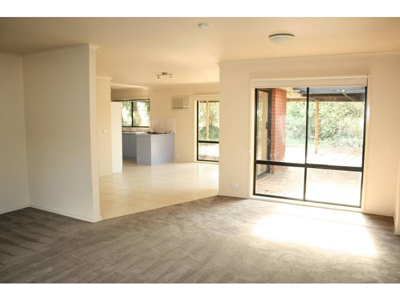 14 Ida Crescent, Romsey VIC 3434