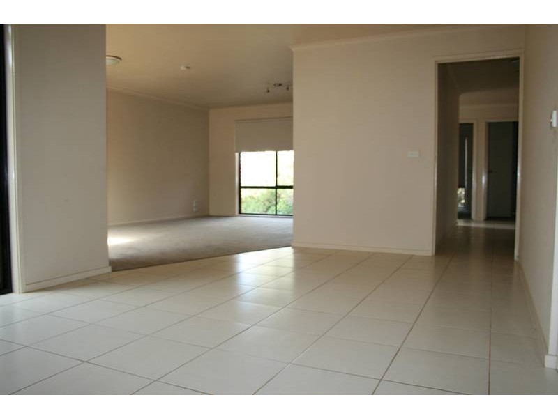 14 Ida Crescent, Romsey VIC 3434
