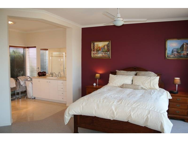 9 Grapeview Grove, Sunbury VIC 3429