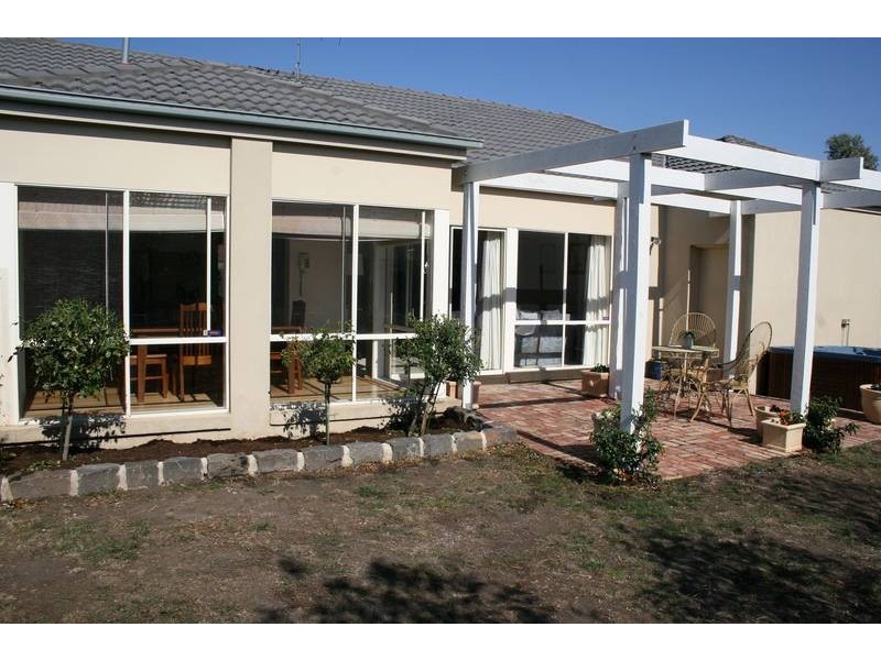 9 Grapeview Grove, Sunbury VIC 3429