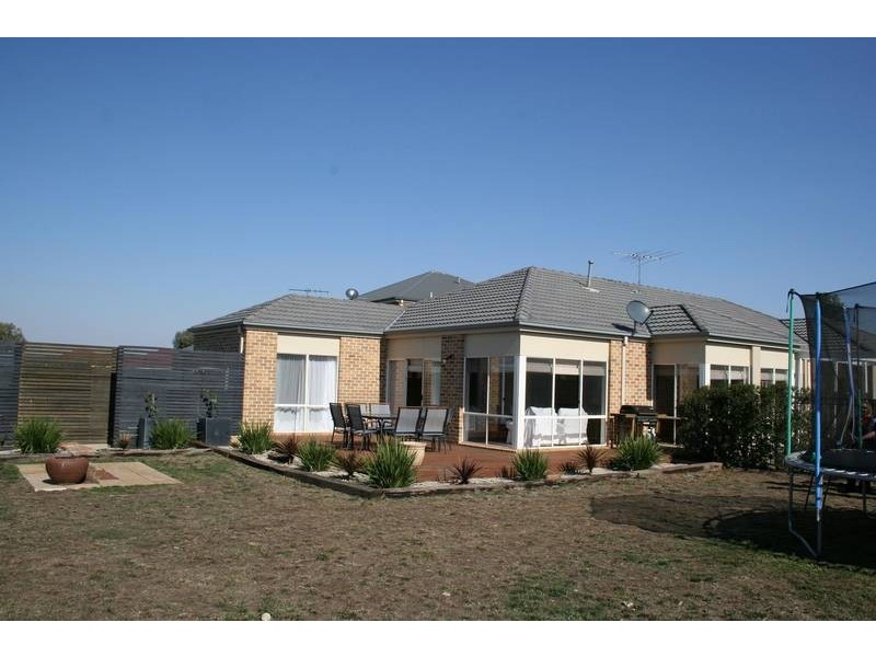 9 Grapeview Grove, Sunbury VIC 3429
