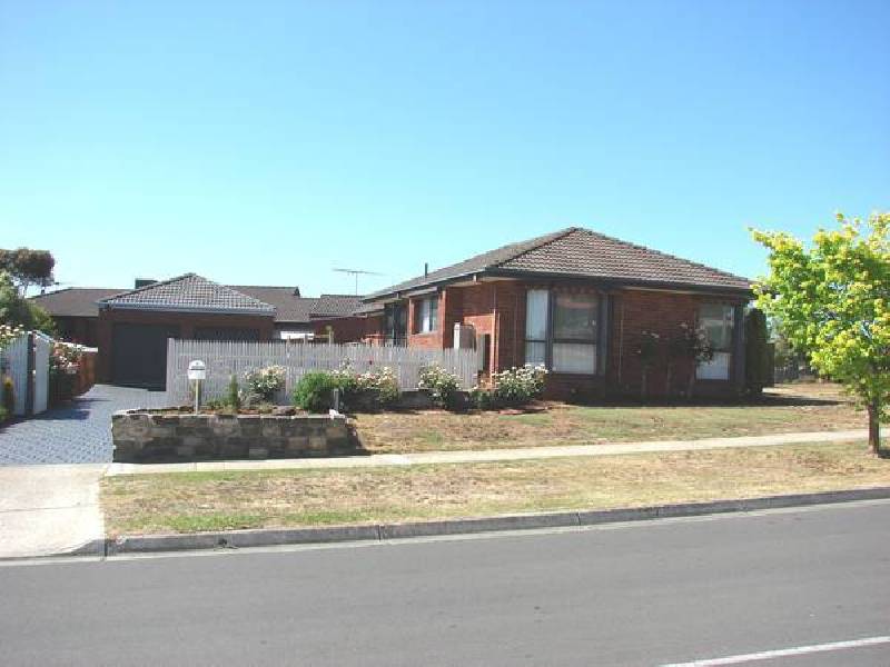 27 Strathearn Drive, Sunbury VIC 3429