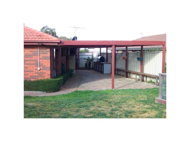 8 Backhaus Avenue, Sunbury VIC 3429