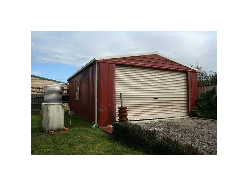 8 Backhaus Avenue, Sunbury VIC 3429