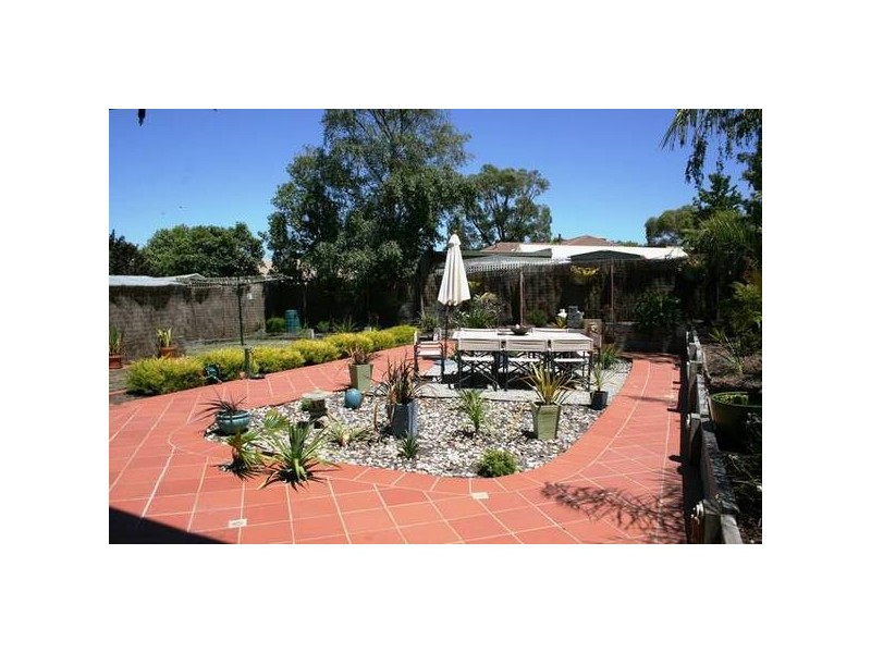 9 Dunrossil Drive, Sunbury VIC 3429