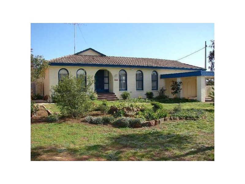 2 Powlett Street, Sunbury VIC 3429