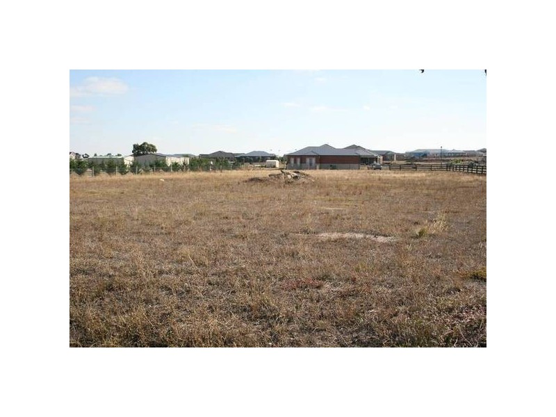 1016 Highgrove Drive, Sunbury VIC 3429
