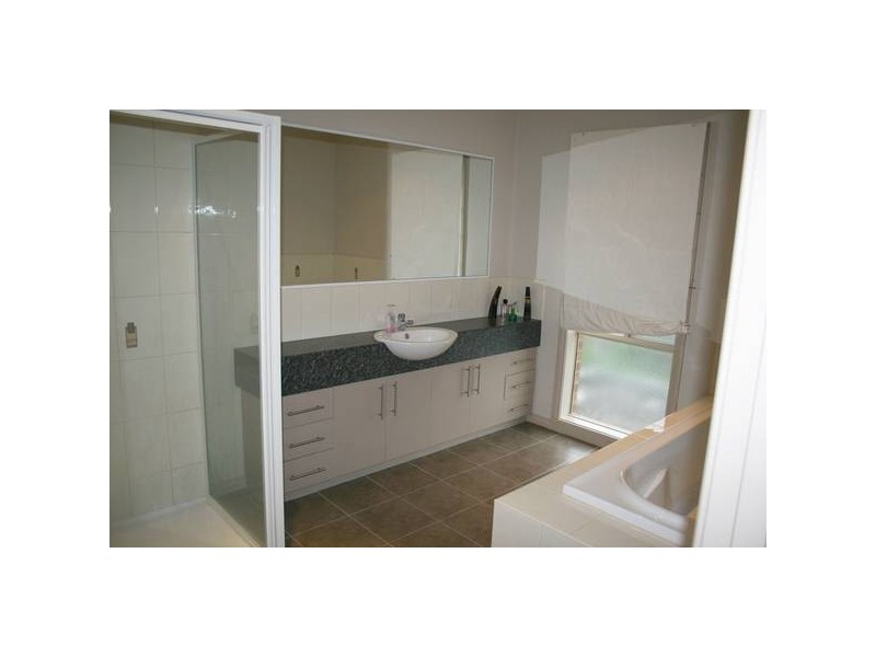 5 Oakdale Lane, Sunbury VIC 3429