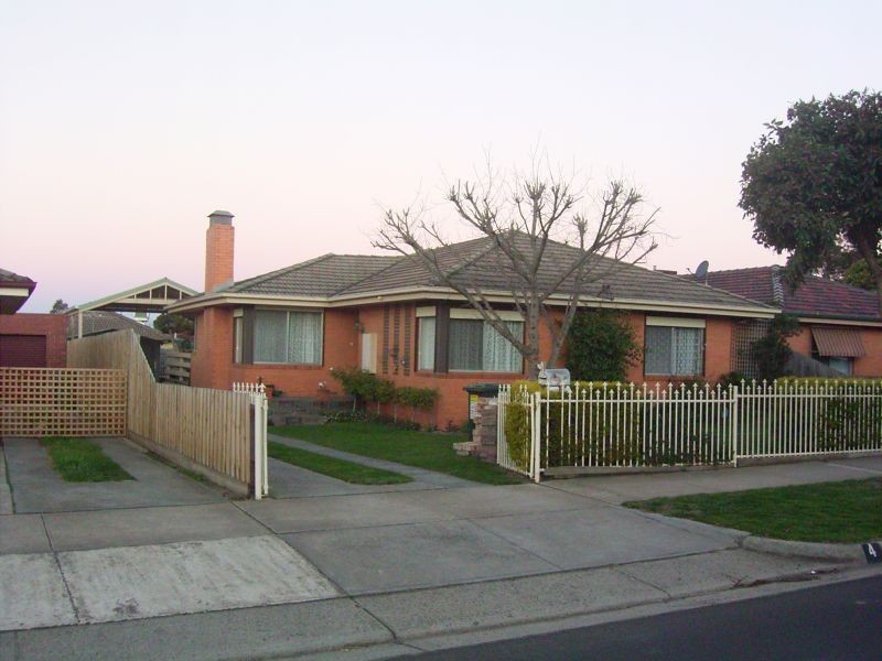 4 Lindsay Avenue, Sunbury VIC 3429